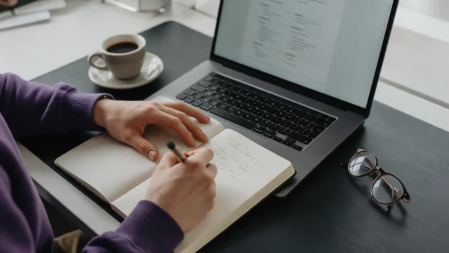 Como escolher um curso de vendas online: 5 critérios antes de comprar